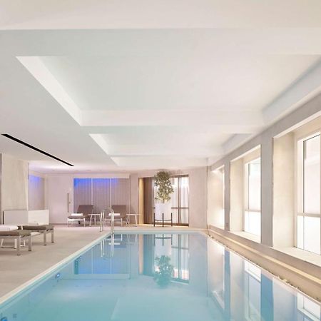 Park Plaza London Riverbank Esterno foto The swimming pool at the hotel