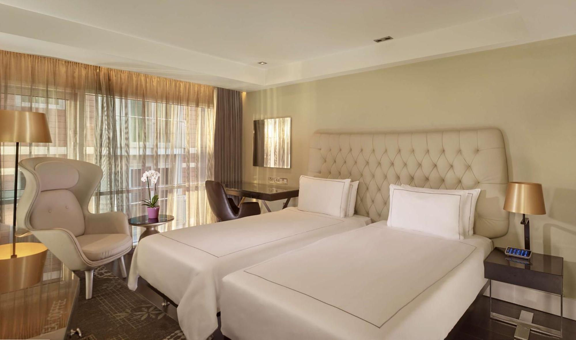 Park Plaza London Riverbank Esterno foto A room at the Ritz-Carlton, London
