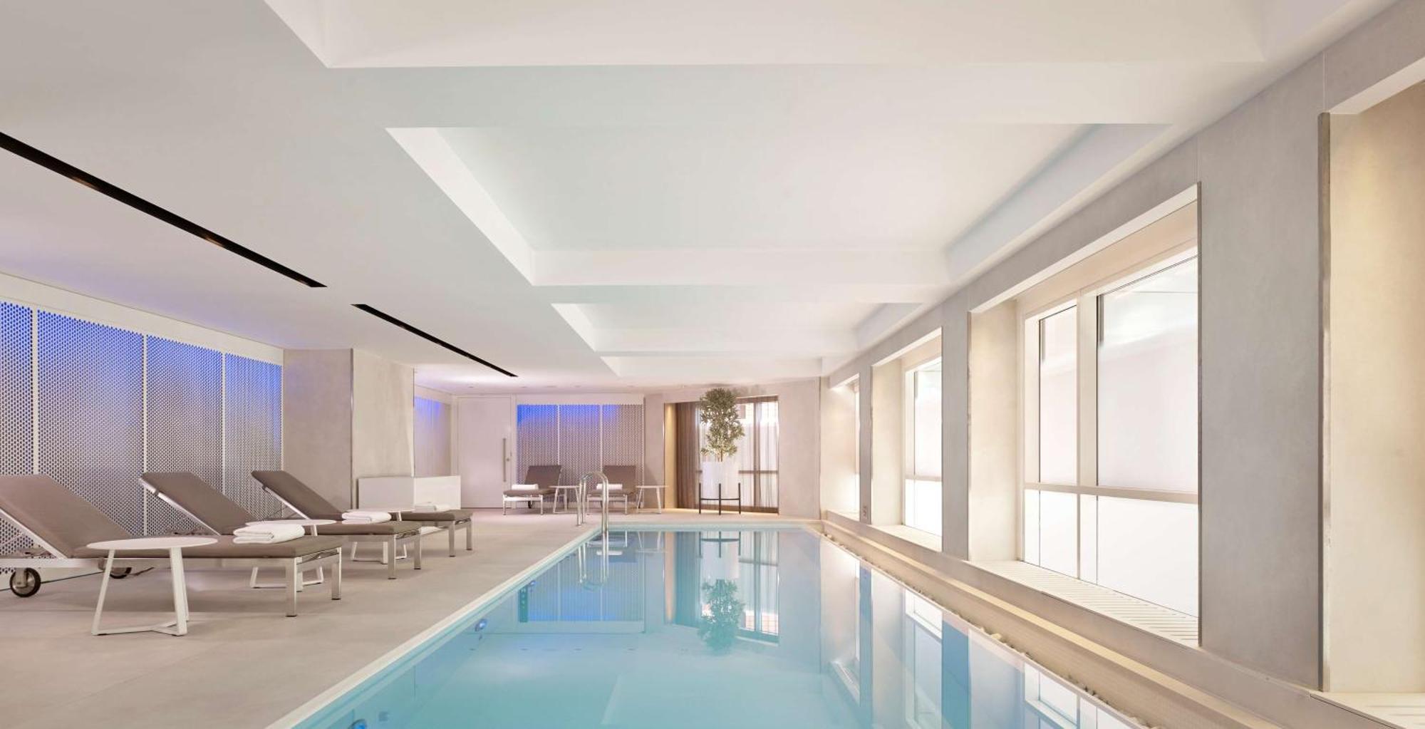 Park Plaza London Riverbank Esterno foto The swimming pool at the hotel