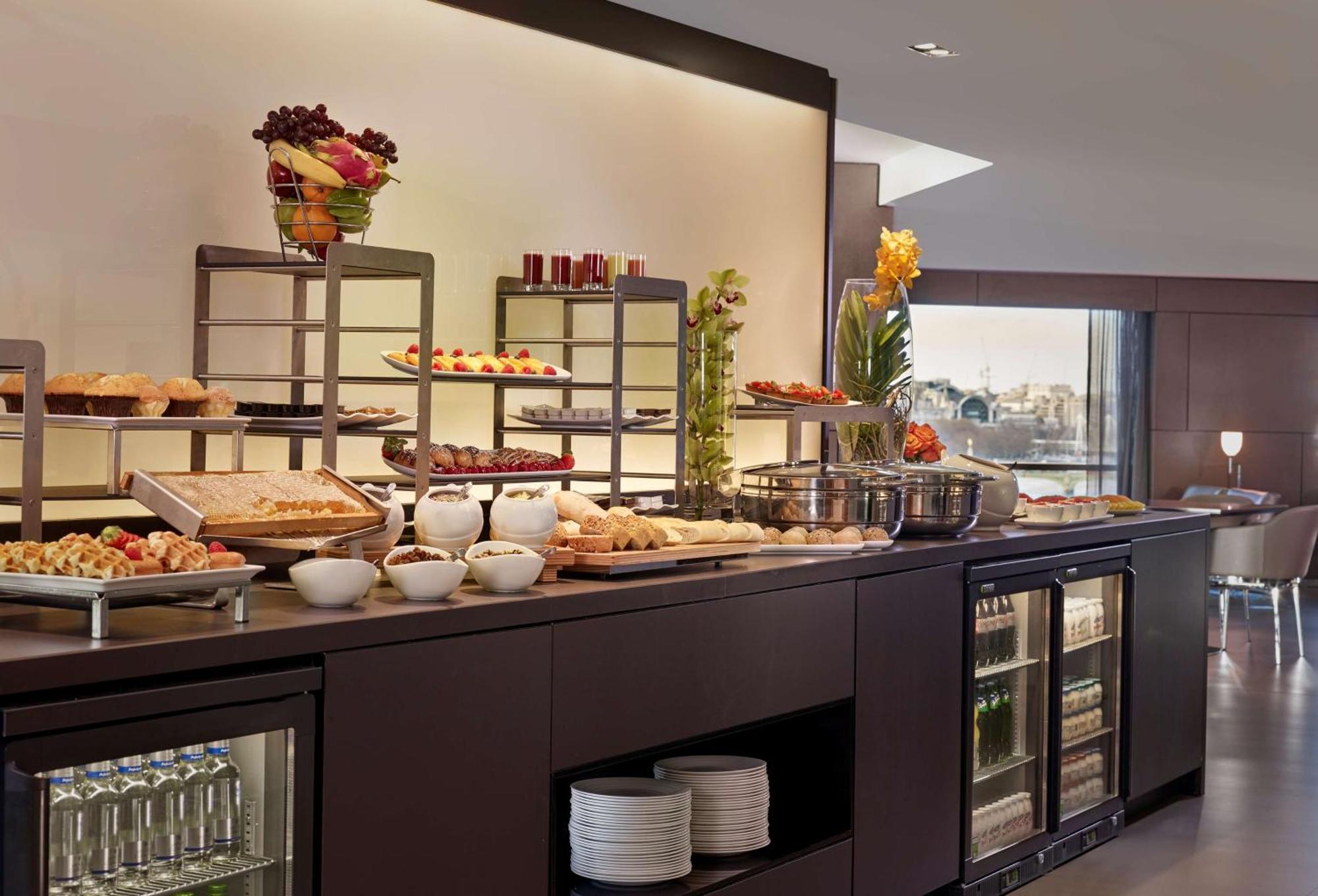 Park Plaza London Riverbank Esterno foto Breakfast buffet at the Club