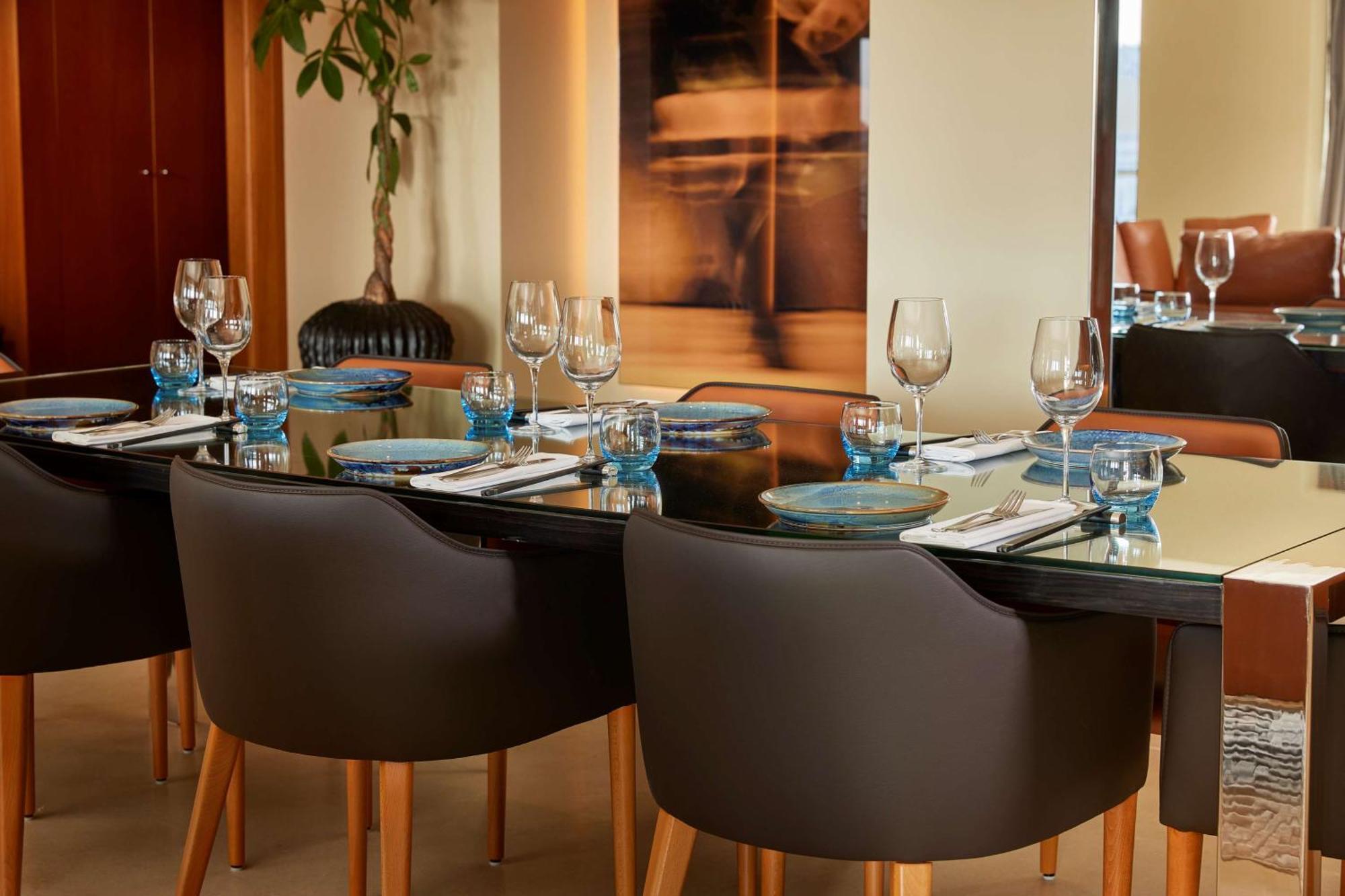 Park Plaza London Riverbank Esterno foto The interior of the yacht