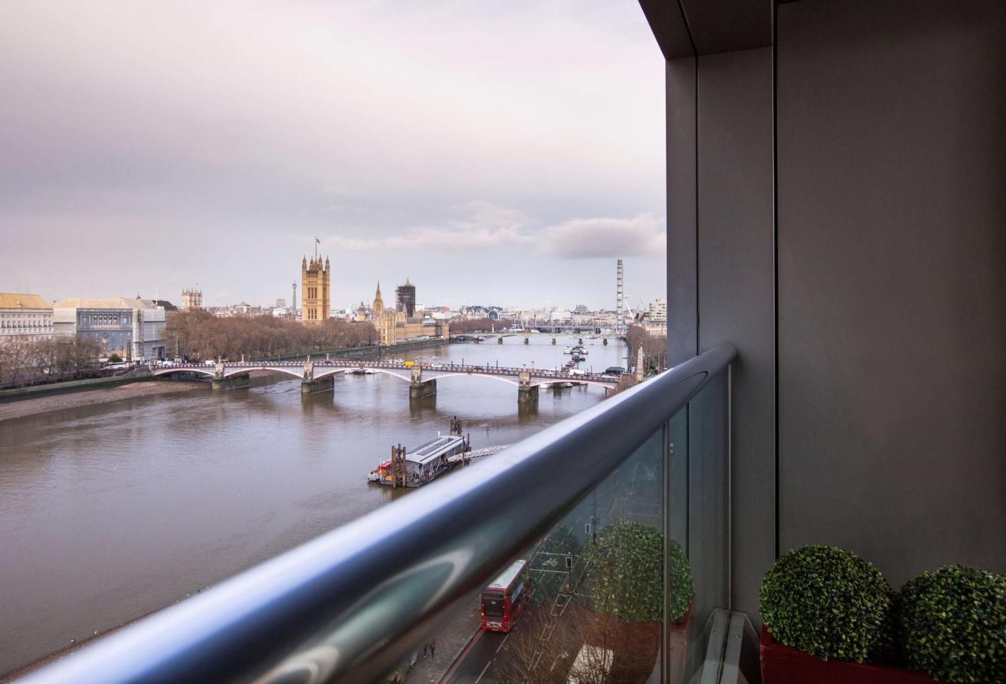 Park Plaza London Riverbank Esterno foto The view from the balcony of the hotel