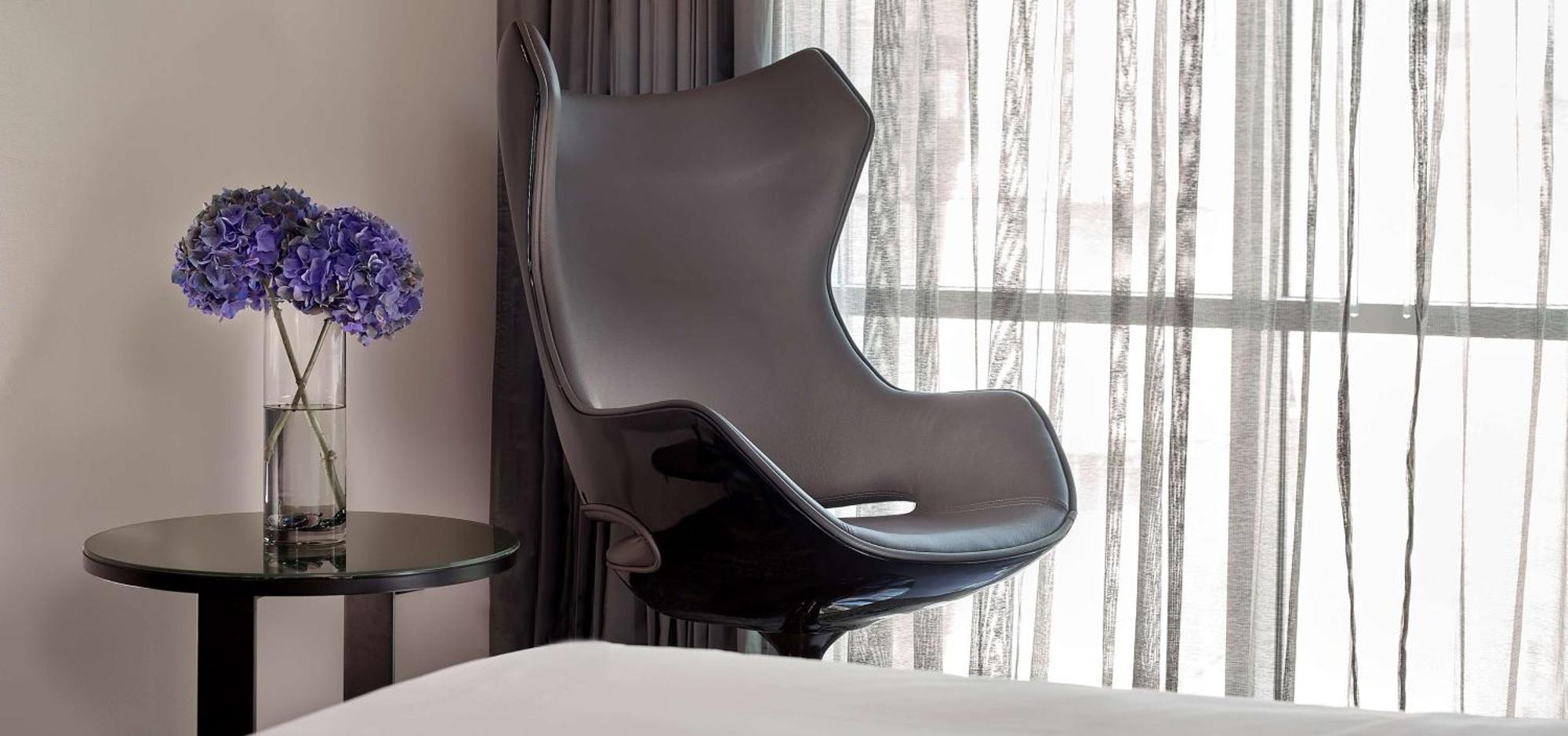 Park Plaza London Riverbank Esterno foto The Egg Chair