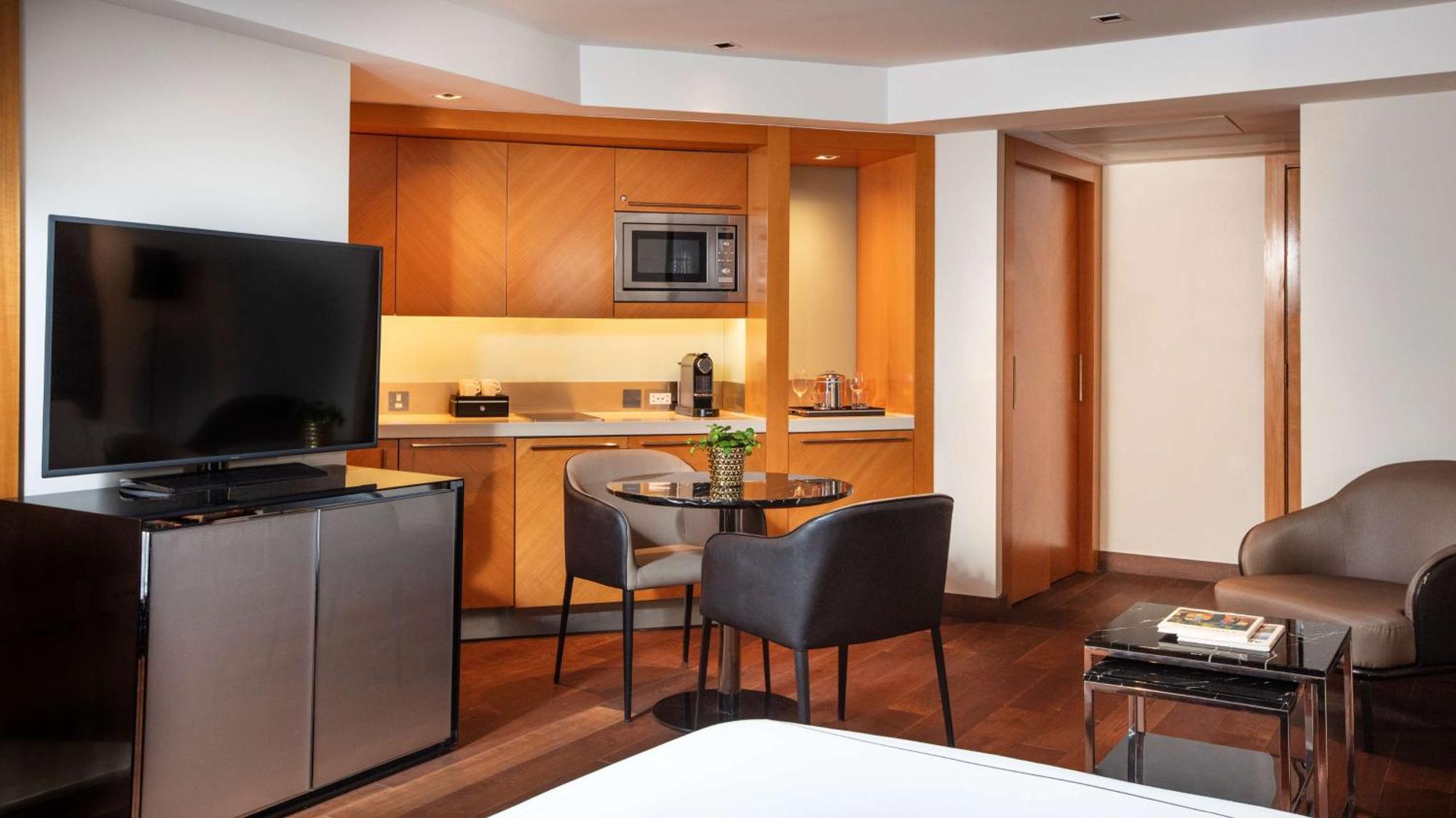 Park Plaza London Riverbank Esterno foto Kitchen in a room of the hotel