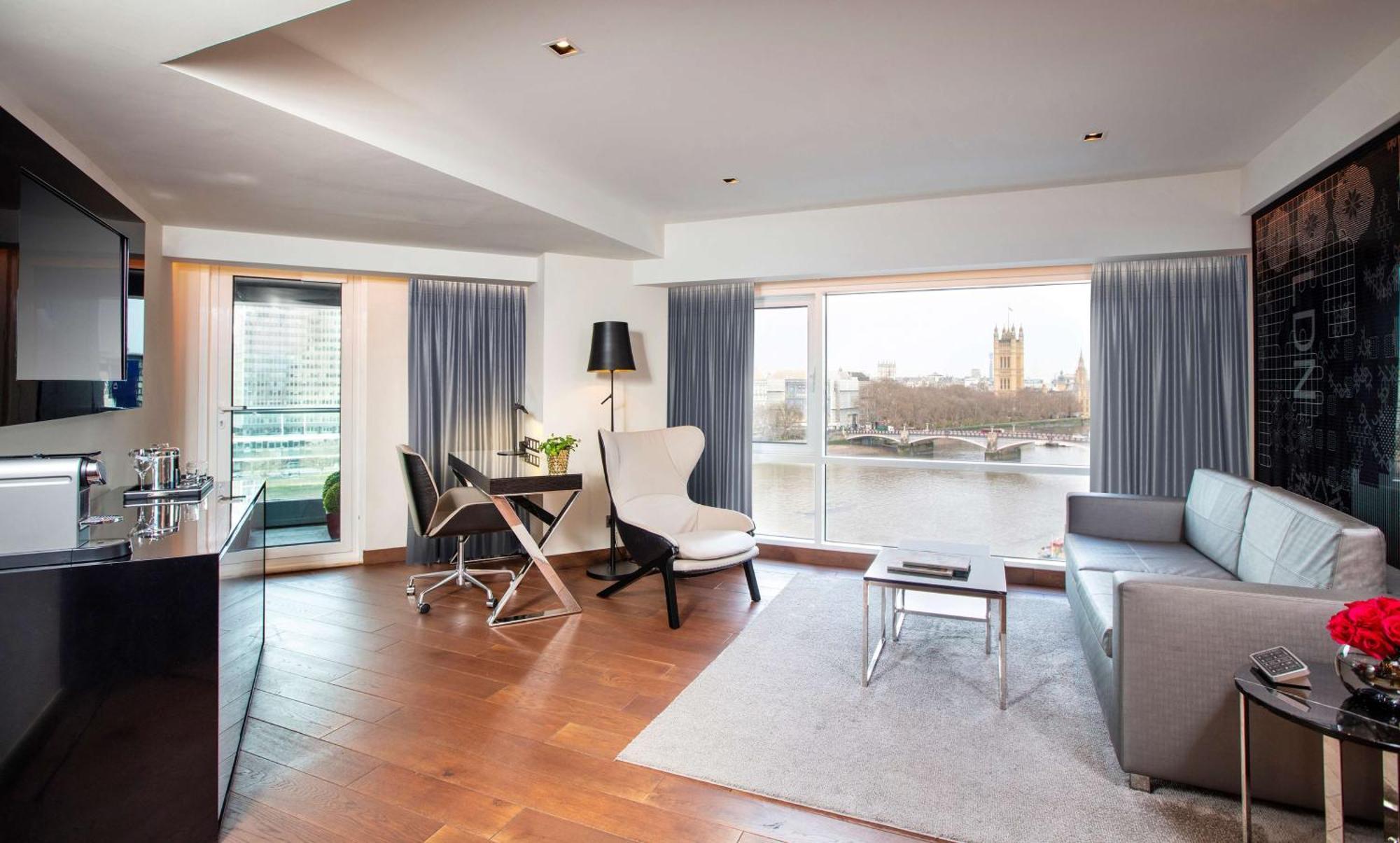 Park Plaza London Riverbank Esterno foto The view from the living room of a room at the hotel