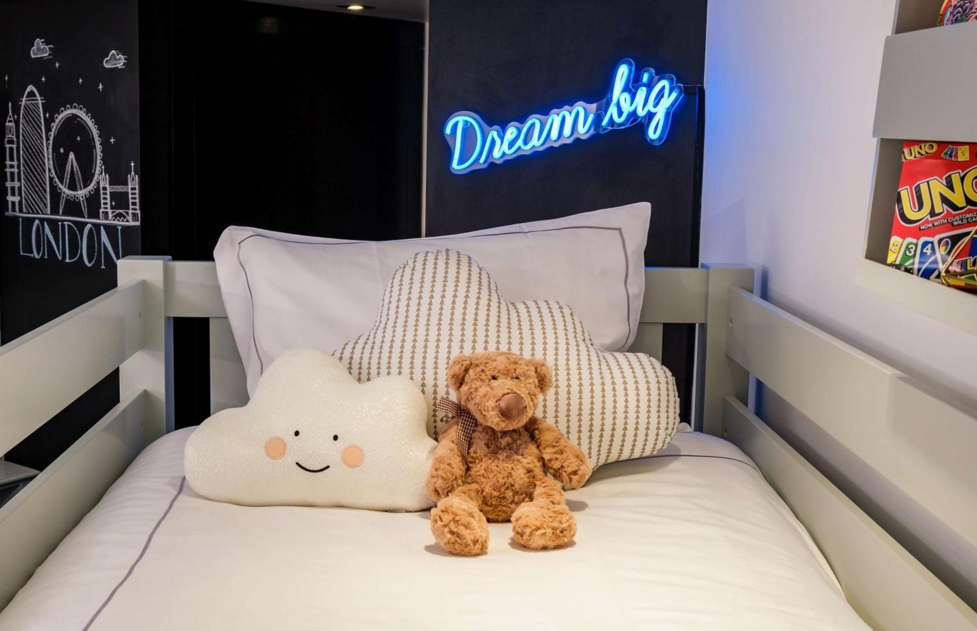 Park Plaza London Riverbank Esterno foto Dream big