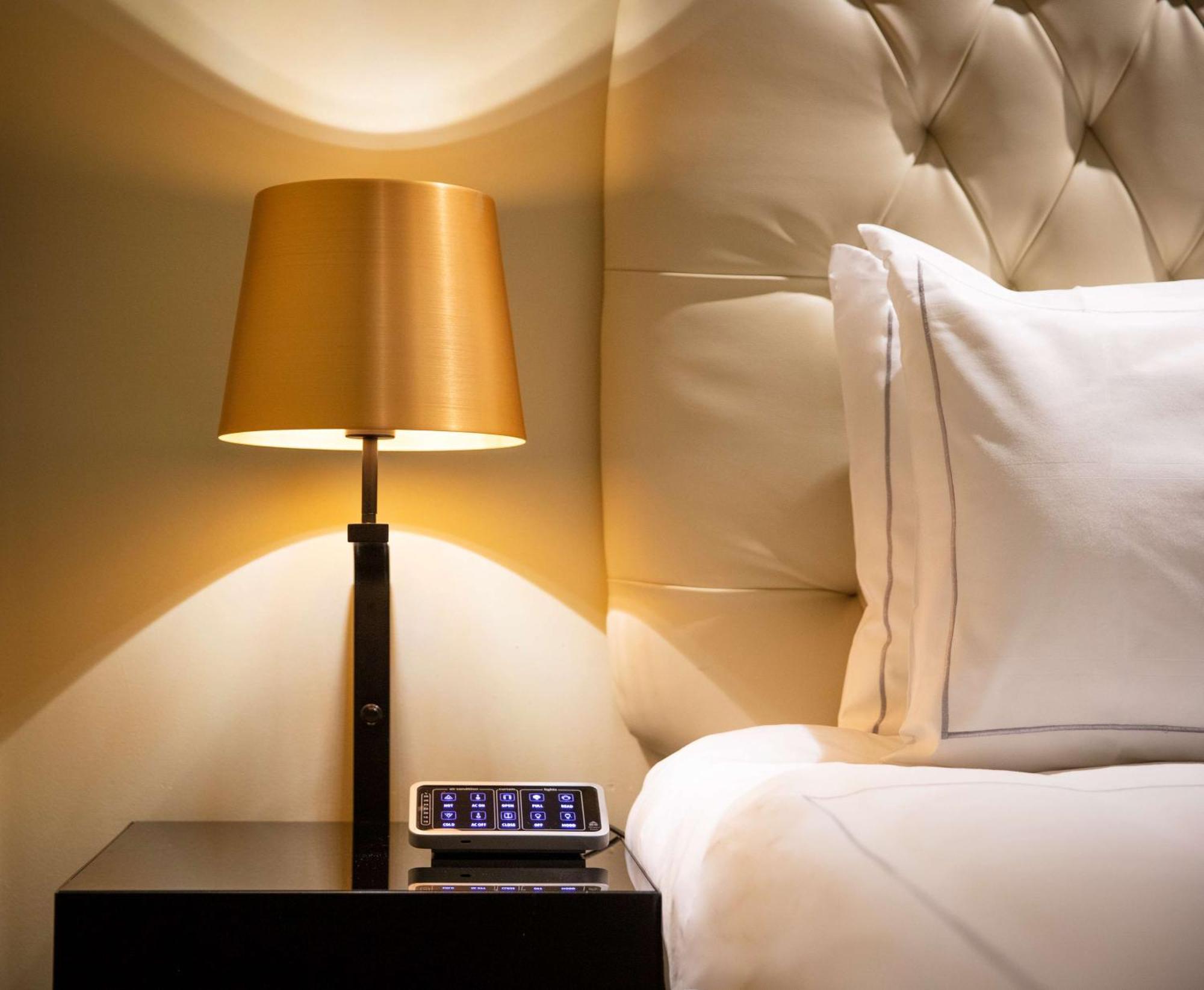 Park Plaza London Riverbank Esterno foto The table lamp is a table lamp with a remote control.